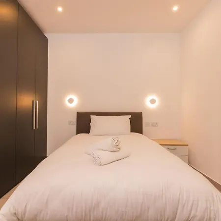 Swieqi 3 Bedroom 1 דירה