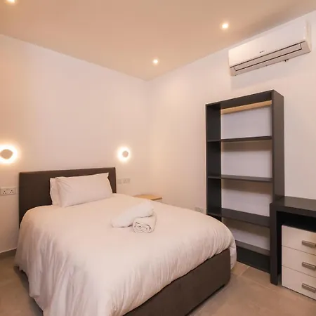 Swieqi 3 Bedroom 1 דירה *